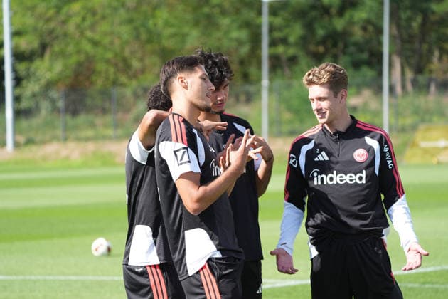 Ayoube Amaimouni Echghouyab, Eintracht Frankfurt; Elias Baum, Eintracht Frankfurt; Can Uzun (Eintracht Frankfurt), Younes Ebnoutalib (Eintracht Frankfurt) are having fun during Eintracht s social media shoot after training on September 17, 2026. Bundesliga, Season 26–27. Eintracht Frankfurt Training