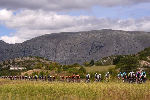 The pack rides cycles during the Giro d™Abruzzo, stage 3 from Oricola - Piana del Cavaliere to San Benedetto dei Marsi (159 km) - Abruzzo, Italy - Thursday, September 17, 2026. - cycling.  Copyright: xFabioxFerrari LaPressex