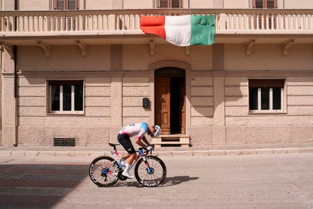 Italy s Manuel Oioli of Swatt Club The pack rides during the Giro d™Abruzzo, stage 3 from Oricola - Piana del Cavaliere to San Benedetto dei Marsi (159 km) - Abruzzo, Italy - Thursday, September 17, 2026. - cycling.  Copyright: xFabioxFerrari LaPressex