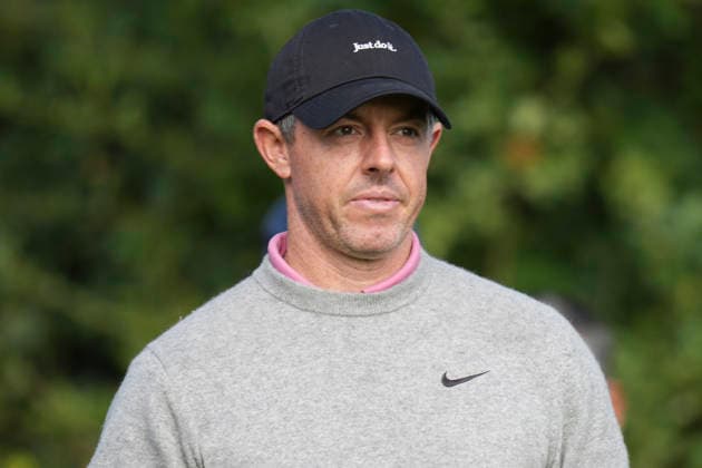 VIRGINIA WATER, ENGLAND - SEPTEMBER 17: Rory McIlroy (IRE) checks his yardage book on the 18th tee during Round 1 at the BMW PGA, Golf Herren Championship at Wentworth Golf Club, Virginia Water on September 17, 2026 in Surrey, England The BMW PGA Championship