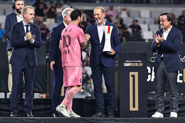 MIAMI, FL - SEPTEMBER 16: Inter Miami CF Forward Lionel Messi (10) receives the Superior Player of the Match Trophy from MLS, Fussball Herren, USA Commissioner Don Gerber during the post match ceremony at the 2026 Michelob ULTRA Campeones Cup soccer match between Inter Miami CF and Cruz Azul on September 16, 2026 at NU Stadium, Miami, Fla.(Photo by Chris Arjoon Icon Sportswire) SOCCER: SEP 16 Campeones Cup Final Inter Miami CF vs Cruz Azul EDITORIAL USE ONLY Icon2609160000041