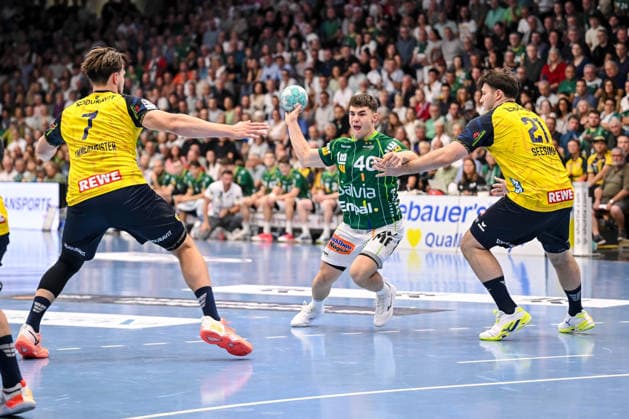 Göppingen, Germany, September 17, 2026 Robert Timmermeister Rhein Neckar Löwen, Elias Newel of FRISCH AUF Goeppingen and Aron Seesing of Rhein Neckar Löwen in a one-on-one battle during the Opel Handball Bundesliga match between FRISCH AUF Goeppingen and Rhein Neckar Löwen at the EWS Arena on September 17, 2026, in Goeppingen, Germany. Photo by Harry Langer, DeFodi Images. Goeppingen, Germany, September 17, 2026. Robert Timmermeister, Rhein-Neckar Löwen, Elias Newel of FRISCH AUF Göppingen and Aron Seesing of Rhein Neckar Löwen battle for the ball during the Opel Handball Bundesliga match between FRISCH AUF Göppingen and Rhein Neckar Löwen at the EWS Arena on September 17, 2026 in Göppingen, Germany Photo by Harry Langer DeFodi Images Photo by Harry Langer DeFodi Images