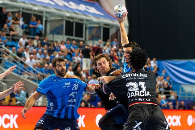 Plock 17.09.2026. Handball EHF Champions League match between ORLEN Wisla Plock and MT Melsungen in Plock, Poland --- EHF Champions League mecz ORLEN Wisla Plock - MT Melsungen w Plocku Persons Shown : Oriol Rey Morales Gergo Fazekas Dariel Garcia Rivera Fot. Kai Taller Arena Akcji NEWSPIX.PL --- newspix.pl 