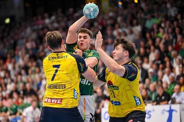 Göppingen, Germany, September 17, 2026 Robert Timmermeister Rhein Neckar Löwen, Elias Newel of FRISCH AUF Goeppingen and Aron Seesing of Rhein Neckar Loewen in a one-on-one battle during the Opel Handball Bundesliga match between FRISCH AUF Goeppingen and Rhein Neckar Loewen at the EWS Arena on September 17, 2026, in Goeppingen, Germany. Photo by Harry Langer, DeFodi Images. Goeppingen, Germany, September 17, 2026. Robert Timmermeister, Rhein Neckar Löwen, Elias Newel of FRISCH AUF Göppingen and Aron Seesing of Rhein Neckar Löwen battle for the ball during the Opel Handball Bundesliga match between FRISCH AUF Göppingen and Rhein Neckar Löwen at the EWS Arena on September 17, 2026 in Göppingen, Germany Photo by Harry Langer DeFodi Images Photo by Harry Langer DeFodi Images