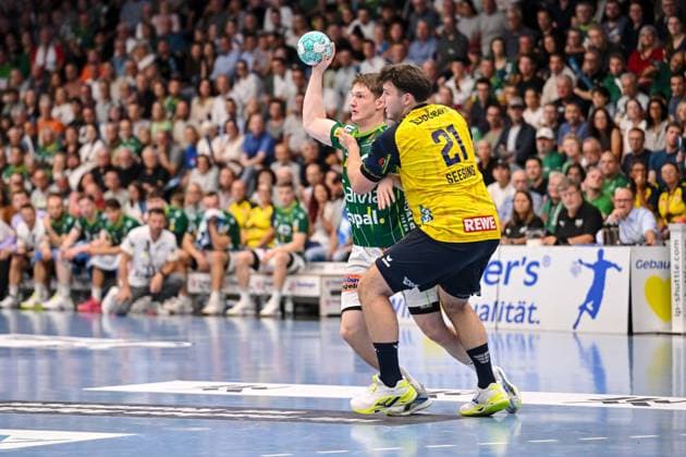Göppingen, Germany, September 17, 2026 Oskar Neudeck of FRISCH AUF Goeppingen and Aron Seesing of Rhein Neckar Loewen in a one-on-one battle during the Opel Handball Bundesliga match between FRISCH AUF Goeppingen and Rhein Neckar Loewen at the EWS Arena on September 17, 2026, in Göppingen, Germany. Photo by Harry Langer, DeFodi Images. Göppingen, Germany, September 17, 2026 Oskar Neudeck of FRISCH AUF Göppingen and Aron Seesing of Rhein-Neckar Löwen battle for the ball during the Opel Handball Bundesliga match between FRISCH AUF Göppingen and Rhein-Neckar Löwen at the EWS Arena on September 17, 2026 in Göppingen, Germany Photo by Harry Langer, DeFodi Images Photo by Harry Langer, DeFodi Images