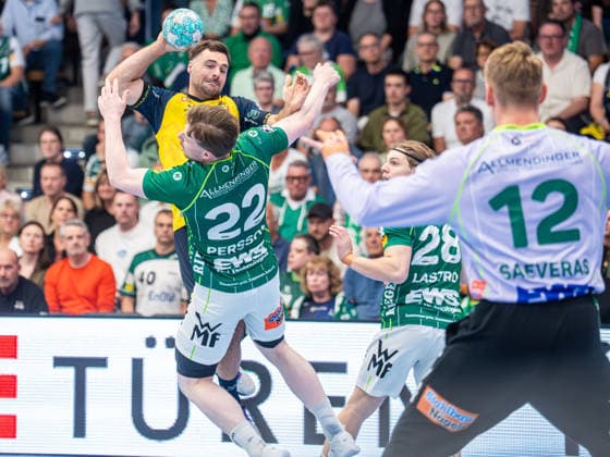 Dani Baijens of Rhein Neckar Löwen, 77, in a duel with Erik Persson of Frisch Auf Göppingen, 22; Frisch Auf Göppingen vs. Rhein Neckar Löwen, Handball, Bundesliga 1, Men, 2026–2027 Season, September 17, 2026, Frisch Auf Göppingen vs. Rhein Neckar Löwen, Handball, 1st Bundesliga, Men, 2026–2027 season, September 17, 2026, Göppingen Copyright: xEibner-Pressefoto MichaelxSchmidx EP_MST