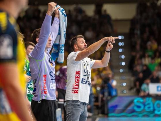 Ben Matschke, head coach of Frisch Auf Goeppingen, gives instructions from the sidelines during the Frisch Auf Goeppingen vs. Rhein Neckar Löwen game, handball, 1st Bundesliga, men s division, 2026–2027 season, September 17, 2026, Frisch Auf Goeppingen vs. Rhein Neckar Löwen, Handball, 1st Bundesliga, Men, 2026–2027 season, September 17, 2026, Goeppingen Copyright: xEibner-Pressefoto MichaelxSchmidx EP_MST