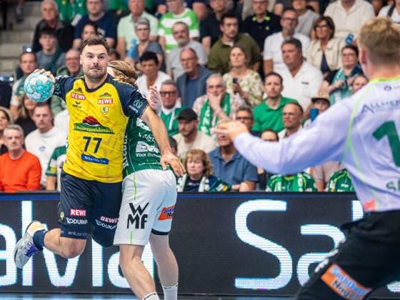 Dani Baijens of Rhein Neckar Loewen (77) in a duel with Franko Lastro of Frisch Auf Goeppingen (28), Frisch Auf Goeppingen vs. Rhein Neckar Loewen, Handball, 1st Bundesliga, Men, 2026–2027 season, September 17, 2026, Frisch Auf Göppingen vs. Rhein Neckar Löwen, Handball, 1st Bundesliga, Men, 2026–2027 season, September 17, 2026, Göppingen Copyright: xEibner-Pressefoto MichaelxSchmidx EP_MST