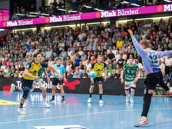 Marius Steinhauser, Rhein Neckar Löwen, 19, in a seven-meter shootout against Kristian Saeveras, Frisch Auf Göppingen, 12; Frisch Auf Göppingen vs. Rhein Neckar Löwen, Handball, 1st Bundesliga, Men, 2026–2027 season, September 17, 2026, Frisch Auf Göppingen vs. Rhein Neckar Löwen, Handball, 1st Bundesliga, Men, 2026–2027 season, September 17, 2026, Göppingen Copyright: xEibner-Pressefoto MichaelxSchmidx EP_MST