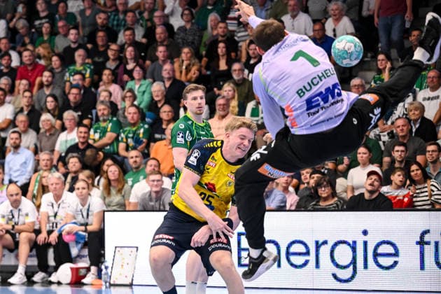 Göppingen, Germany, September 17, 2026: Haukur Thrastarson of Rhein Neckar Löwen and goalkeeper Julian Buchele of FRISCH AUF Goeppingen in a one-on-one battle during the Opel Handball Bundesliga match between FRISCH AUF Goeppingen and Rhein Neckar Löwen at the EWS Arena on September 17, 2026, in Goeppingen, Germany. Photo by Harry Langer, DeFodi Images. Goeppingen, Germany, September 17, 2026: Haukur Thrastarson of Rhein Neckar Löwen and goalkeeper Julian Buchele of FRISCH AUF Göppingen battle for the ball during the Opel Handball Bundesliga match between FRISCH AUF Göppingen and Rhein Neckar Löwen at the EWS Arena on September 17, 2026 in Göppingen, Germany Photo by Harry Langer, DeFodi Images Photo by Harry Langer, DeFodi Images