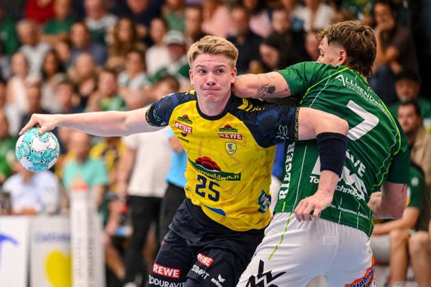 Göppingen, Germany, September 17, 2026 Haukur Thrastarson of Rhein Neckar Löwen and Victor Kloeve of FRISCH AUF Goeppingen in a duel during the Opel Handball Bundesliga match between FRISCH AUF Goeppingen and Rhein Neckar Löwen at the EWS Arena onSeptember 7, 2026, in Göppingen, Germany. Photo by Harry Langer, DeFodi Images. Göppingen, Germany, September 17, 2026 Haukur Thrastarson of Rhein Neckar Löwen and Victor Kloeve of FRISCH AUF Göppingen battle for the ball during the Opel Handball Bundesliga match between FRISCH AUF Göppingen and Rhein Neckar Löwen at the EWS Arena on September 17, 2026 in Göppingen, Germany Photo by Harry Langer DeFodi Images Photo by Harry Langer DeFodi Images