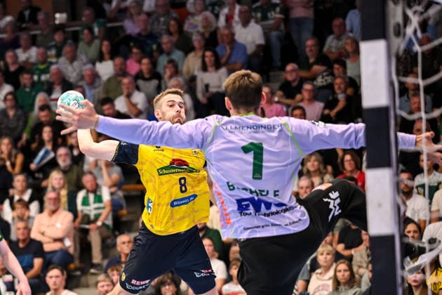 Göppingen, Germany, September 17, 2026: Tim Nothdurft of Rhein Neckar Löwen and goalkeeper Julian Buchele of FRISCH AUF Goeppingen in a one-on-one battle during the Opel Handball Bundesliga match between FRISCH AUF Goeppingen and Rhein Neckar Löwen at the EWS Arena on September 17, 2026, in Göppingen, Germany. Photo by Harry Langer, DeFodi Images. Göppingen, Germany, September 17, 2026: Tim Nothdurft of Rhein Neckar Löwen and goalkeeper Julian Buchele of FRISCH AUF Göppingen battle for the ball during the Opel Handball Bundesliga match between FRISCH AUF Göppingen and Rhein Neckar Löwen at the EWS Arena on September 17, 2026 in Göppingen, Germany Photo by Harry Langer DeFodi Images Photo by Harry Langer DeFodi Images