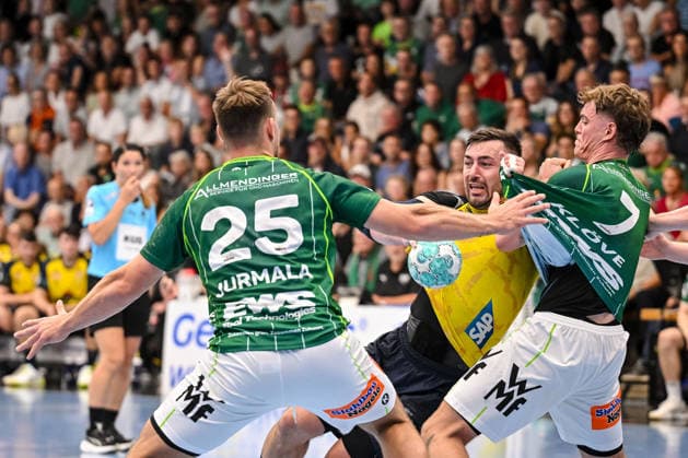 Göppingen, Germany, September 17, 2026 Ludvig Jurmala FRISCH AUF Göppingen, Jannik Kohlbacher of Rhein-Neckar Löwen and Victor Kloeve of FRISCH AUF Goeppingen in a one-on-one battle during the Opel Handball Bundesliga match between FRISCH AUF Goeppingen and Rhein-Neckar Löwen at the EWS Arena on September 17, 2026, in Goeppingen, Germany. Photo by Harry Langer, DeFodi Images. Göppingen, Germany, September 17, 2026. Ludvig Jurmala of FRISCH AUF Göppingen, Jannik Kohlbacher of Rhein Neckar Löwen and Victor Kloeve of FRISCH AUF Goeppingen battle for the ball during the Opel Handball Bundesliga match between FRISCH AUF Goeppingen and Rhein Neckar Löwen at the EWS Arena on September 17, 2026 in Göppingen, Germany Photo by Harry Langer DeFodi Images Photo by Harry Langer DeFodi Images