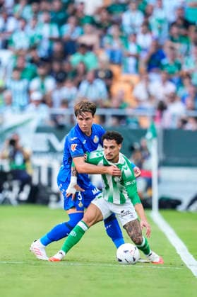 September 17, 2026, Sevilla, Sevilla, Spain: Antony of Real Betis Balompie and Davinchi of Getafe CF in action during the Spanish league, LaLiga EA Sports, football match played between Real Betis and Getafe CF at La Cartuja stadium on September 17, 2026, in Sevilla, Spain. Real Betis V Getafe CF - LaLiga EA Sports  - ZUMAa181 20260917_zaa_a181_038 Copyright: xJoaquinxCorcherox