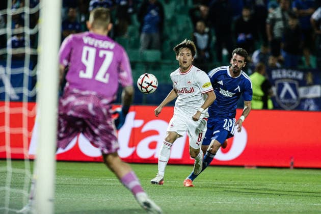 IPA88644673 - Salzburg s Sota Kitano in action against Levski s Alex Centelles during the Europa League match between PFC Levski and FC Red Bull Salzburg at Vasil Levski National Stadium in Sofia, Bulgaria, on September 17, 2026  Copyright: xIvanxSxIvanov IPAxSportx xx IPA88644673
