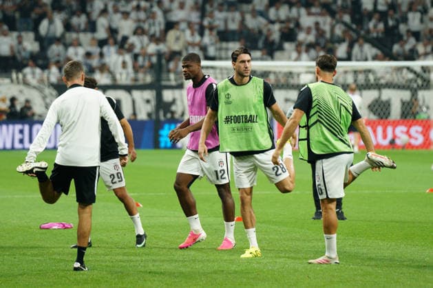 Fußball, EL, Besiktas Istanbul - Olympique Marseille September 17, 2026, Besiktas, Istanbul, Turkey: Dusan Vlahovic (C) of Besiktas warms up before the UEFA Europa League - League Phase, Matchday 1 - football match between Besiktas and Olympique de Marseille at Besiktas Park in Istanbul, Turkey, on September 17, 2026. UEFA Europa League - Besiktas V Olympique De Marseille  - ZUMAu194 20260917_zip_u194_003 Copyright: xTolgaxUluturkx