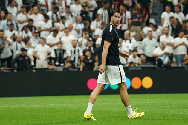 Fußball, EL, Besiktas Istanbul - Olympique Marseille September 17, 2026, Besiktas, Istanbul, Turkey: Dusan Vlahovic (C) of Besiktas looks on before the UEFA Europa League - League Phase, Matchday 1 - football match between Besiktas and Olympique de Marseille at Besiktas Park in Istanbul, Turkey, on September 17, 2026. UEFA Europa League - Besiktas V Olympique De Marseille  - ZUMAu194 20260917_zip_u194_007 Copyright: xTolgaxUluturkx