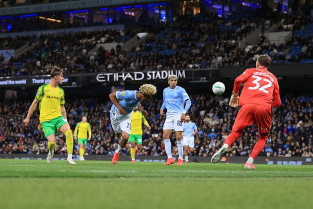 Fußball: Carabao Cup, 3. Runde – Manchester City gegen Norwich City, 17. September 2026 Carabao Cup, 3. Runde – Manchester City gegen Norwich City: Floyd Samba von Manchester City erzielt das erste Tor. Foto: Simon Stacpoole. Abseits. Manchester, Großbritannien  Copyright: xSimonxStacpoolexOffside