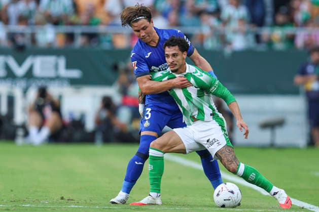 ESP: Real Betis - Getafe CF. La Liga EA Sports. Matchday 6. Antony Dos Santos of Real Betis and Davinchi of Getafe CF during the La Liga EA Sports match between Real Betis and Getafe CF played at La Cartuja Stadium on Sep 17, 2026 in Sevilla, Spain. kpng Copyright: xAntonioxPozox xPRESSINPHOTOx AP_2627_BET_GET_037