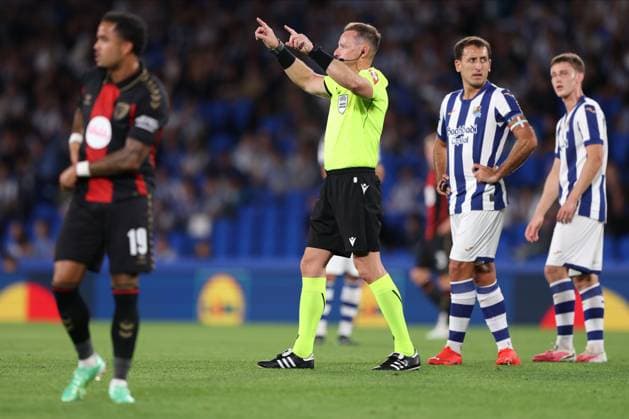Fußball, EL, Real Sociedad San Sebastian - AFC Bournemouth #2 VAR is checked after Justin Kluivert of Bournemouth scores a goal to make the score 1-0. Real Sociedad v AFC Bournemouth, UEFA Europa League, Football, Reale Arena, San Sebastian, Spain - 17 Sep 2026San Sebastian Reale Arena Australia  Copyright: xRaddadxJebarah Shutterstockx 17155987ao