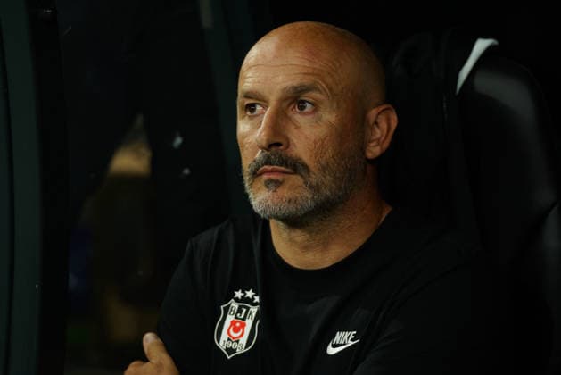 Fußball, EL, Besiktas Istanbul - Olympique Marseille September 17, 2026, Besiktas, Istanbul, Turkey: Besiktas coach Vincenzo Italiano, looks on before the UEFA Europa League - League Phase, Matchday 1 - football match between Besiktas and Olympique de Marseille at Besiktas Park in Istanbul, Turkey, on September 17, 2026. Besiktas Turkey - ZUMAu194 20260917_zip_u194_013 Copyright: xTolgaxUluturkx