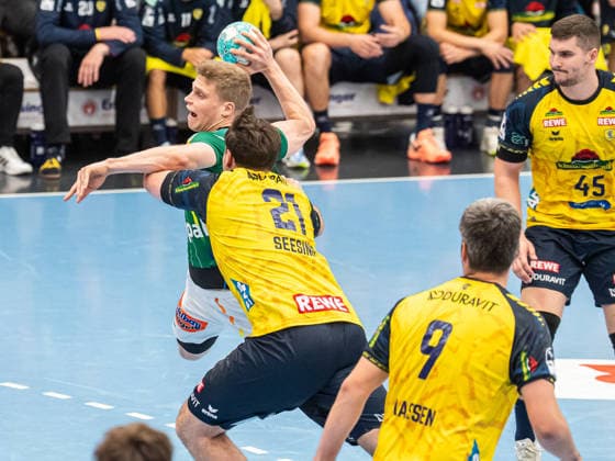 Martin Hanne of Frisch Auf Göppingen, 42, in a one-on-one battle with Aron Seesing of Rhein Neckar Löwen, 21; Frisch Auf Göppingen vs. Rhein Neckar Löwen, handball, 1st Bundesliga, men s division, 2026–2027 season, September 17, 2026, Frisch Auf Goeppingen vs. Rhein Neckar Löwen, Handball, 1st Bundesliga, Men, 2026–2027 Season, September 17, 2026, Goeppingen Copyright: xEibner-Pressefoto MichaelxSchmidx EP_MST