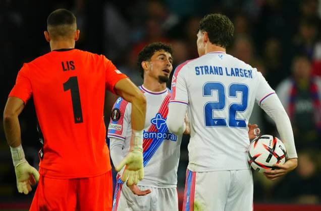 A minor bicker between YÃ remi Pino and Jörgen Strand Larsen of Crystal Palace over the taking of the penalty which Strand Larsen won and went on to score to make it 3-0 Crystal Palace v Lech Poznan, UEFA Europa League, Football, Selhurst Park, London, UK - 17 Sep 2026London Selhurst Park United Kingdom  Copyright: xJavierxGarcia Shutterstockx 17155934aa