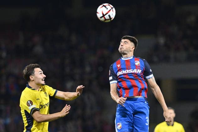 Football UEFA Europe League, 1st round match, Viktoria Plzen vs. Union Saint-Gilloise in Pilsen, Czech Republic, September 17, 2026. From left Stefan Pirgic of Union, Mateo Biondic of Viktoria Plzen. (CTKxPhoto MiroslavxChaloupka) CTKPhotoP2026091708145  CTKPhotoP2026091708145