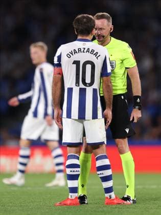 Referee Pawel Raczkowski talks to Mikel Oyarzabal of Real Sociedad Real Sociedad v AFC Bournemouth, UEFA Europa League, Football, Reale Arena, San Sebastian, Spain - 17 Sep 2026San Sebastian Reale Arena Australia  Copyright: xRaddadxJebarah Shutterstockx 17155987bn