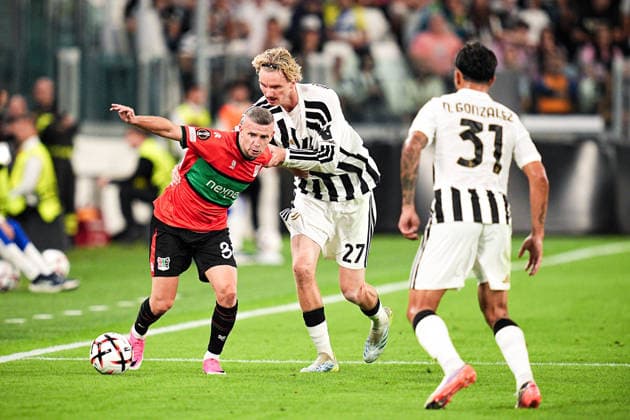 NEC Nijmegen s Bryan Linssen fights for the ball with Juventus s Nick Woltemade during the Uefa Europa League soccer match, between Juventus and NEC at the Allianz Stadium in Turin, north west Italy - Thursday, September 17, 2026. - Soccer  Copyright: xMarcoxAlpozzi LaPressex