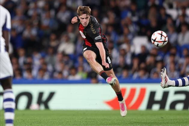 Alex Scott of Bournemouth takes a shot. Real Sociedad v AFC Bournemouth, UEFA Europa League, Football, Reale Arena, San Sebastian, Spain - 17 Sep 2026San Sebastian Reale Arena Australia  Copyright: xRaddadxJebarah Shutterstockx 17155987bp