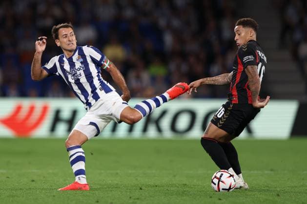 Mikel Oyarzabal of Real Sociedad and Marcus Tavernier of Bournemouth in action. Real Sociedad v AFC Bournemouth, UEFA Europa League, Football, Reale Arena, San Sebastian, Spain - 17 Sep 2026San Sebastian Reale Arena Australia  Copyright: xRaddadxJebarah Shutterstockx 17155987bq
