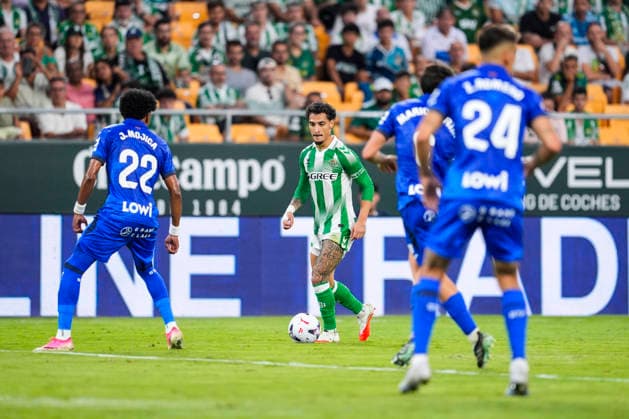 September 17, 2026, Sevilla, Sevilla, Spain: Antony of Real Betis Balompie in action during the Spanish league, LaLiga EA Sports, football match played between Real Betis and Getafe CF at La Cartuja stadium on September 17, 2026, in Sevilla, Spain. Real Betis V Getafe CF - LaLiga EA Sports  - ZUMAa181 20260917_zaa_a181_064 Copyright: xJoaquinxCorcherox