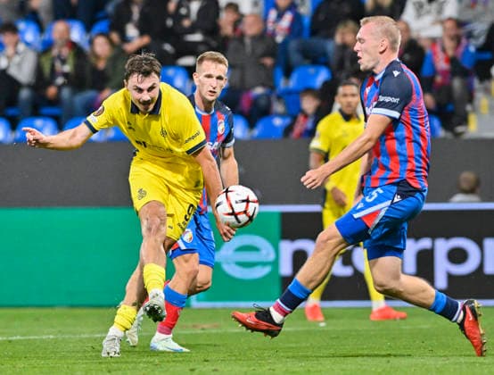 Football UEFA Europe League, 1st round match, Viktoria Plzen vs. Union Saint-Gilloise in Pilsen, Czech Republic, September 17, 2026. From left Mateo Biondic of Union, Karel Spacil of VIktoria Plzen. (CTKxPhoto MiroslavxChaloupka) CTKPhotoP2026091708590  CTKPhotoP2026091708590
