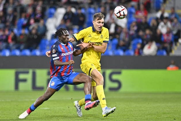 Football UEFA Europe League, 1st round match, Viktoria Plzen vs. Union Saint-Gilloise in Pilsen, Czech Republic, September 17, 2026. From left Prince Adu of Viktoria Plzen, Nikki Havenaar of Union. (CTKxPhoto MiroslavxChaloupka) CTKPhotoP2026091708654  CTKPhotoP2026091708654