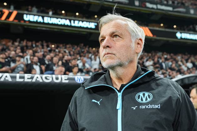 Besiktas v Olympique Marseille - UEFA Europa League ISTANBUL, TURKIYE - SEPTEMBER 17: Olympique Marseille head coach Bruno Genesio watches his team warm up before the UEFA Europa League Week 1 match between Besiktas and Olympique Marseille at Tupras Stadium in Istanbul, Turkiye, on September 17, 2026. Cemal Yurttas Anadolu Istanbul Turkey. Editorial use only. Please get in touch for any other usage.  Copyright: x2026xAnadoluxCemalxYurttasx