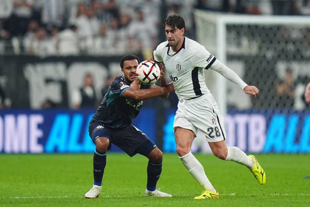 Besiktas v Olympique Marseille - UEFA Europa League ISTANBUL, TURKIYE - SEPTEMBER 17: Dusan Vlahovic (28) of Besiktas in action against Jonathan Egan Riley (L) of Olympique Marseille during the UEFA Europa League Week 1 match between Besiktas and Olympique Marseille at Tupras Stadium in Istanbul, Turkiye, on September 17, 2026. Adem Kutucu Anadolu Istanbul Turkey. Editorial use only. Please get in touch for any other usage.  Copyright: x2026xAnadoluxAdemxKutucux