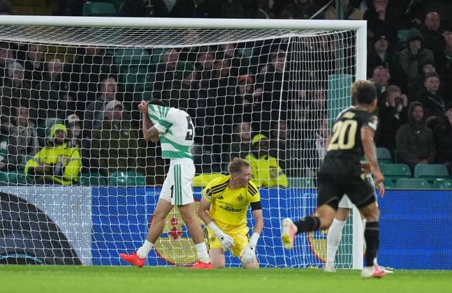 Colby Donovan of Celtic & Celtic goalkeeper Viljami Sinisalo react after Ferencvaros captain Kristoffer Zachariassen scored to give Ferencvaros a 1-2 lead. Celtic v Ferencvaros, UEFA Europa League, Football, matchday 1, Celtic Park, Glasgow, Scotland, UKGlasgow Celtic Park Scotland United Kingdom  Copyright: xStuartxWallace Shutterstockx 17156106at
