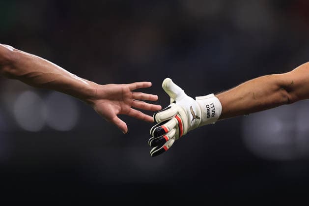 Fußball: Carabao Cup, 3. Runde – Manchester City gegen Norwich City, 17. September 2026 Carabao Cup, 3. Runde – Manchester City gegen Norwich City Ein High Five für Manchester Citys Torhüter Geronimo Rulli Foto: Simon Stacpoole Offside, Manchester, Großbritannien  Copyright: xSimonxStacpoolexOffside