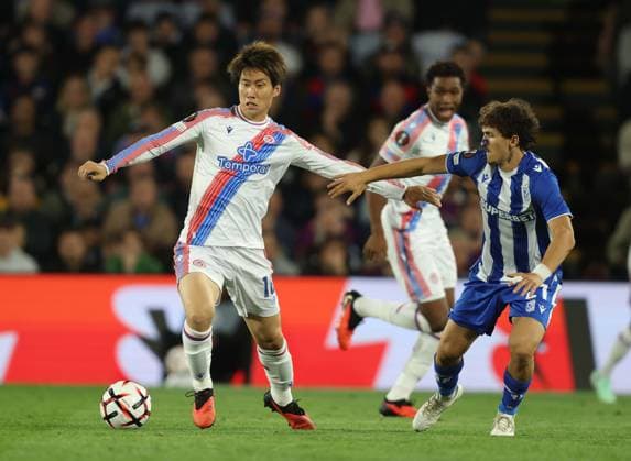 UEFA Europa League - Crystal Palace v Lech Poznan LONDON, ENGLAND, SEPTEMBER 17: Daichi Kamada of Crystal Palace on the ball battling with Pablo Rodriguez of Lech Poznan during The UEFA Europa League match in the League Phase between Crystal Palace v Lech Poznan at Selhurst Park Stadium, London, England, on September 17. (Photo by Daniel Weir) London Selhurst Park Stadium England Copyright: xDanielxWeir SportsxPressxPhotox Sportspressphoto_SPR233558
