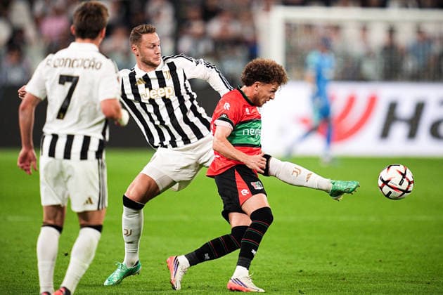 Juventus s Teun Koopmeiners fights for the ball with NEC Nijmegen s Dennis Geiger during the Uefa Europa League soccer match, between Juventus and NEC at the Allianz Stadium in Turin, north west Italy - Thursday, September 17, 2026. - Soccer  Copyright: xMarcoxAlpozzi LaPressex