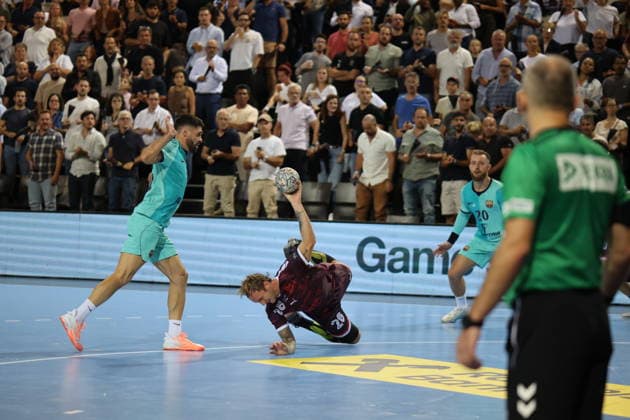 MONTPELLIER BARCELONE Benjamin ELKAIM MAXPPP - montpellier 17 09 2026 Valentin Porte, joueur du Montpellier Handball (no 28), conserve le ballon alors qu il tombe au sol lors du match de Ligue des champions face au FC Barcelone a la Sud de France Arena. Champions League montpellier FRANCE  Copyright: xMAXPPPxBenjaminxELKAIMx ELK202609174448 ELK202609174448
