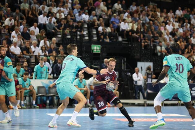 MONTPELLIER BARCELONE Benjamin ELKAIM MAXPPP - montpellier 17 09 2026 Valentin Porte, joueur du Montpellier Handball (no 28), progresse avec le ballon face a la defense du FC Barcelone lors du match de Ligue des champions a la Sud de France Arena. Champions League montpellier FRANCE  Copyright: xMAXPPPxBenjaminxELKAIMx ELK202609174449 ELK202609174449