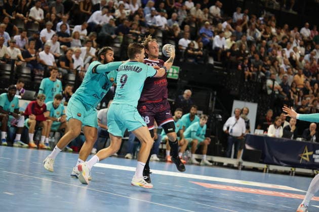 MONTPELLIER BARCELONE Benjamin ELKAIM MAXPPP - montpellier 17 09 2026 Valentin Porte, joueur du Montpellier Handball (no 28), tente de progresser entre deux defenseurs du FC Barcelone lors du match de Ligue des champions a la Sud de France Arena. Champions League montpellier FRANCE  Copyright: xMAXPPPxBenjaminxELKAIMx ELK202609174454 ELK202609174454