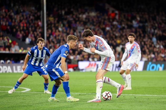 RECORD DATE NOT STATED 17th September 2026; Selhurst Park, London, England; UEFA Europa League Football, Crystal Palace versus Lech Poznan; Joel Pereira of Lech Poznan and Jorgen Strand Larsen of Crystal Palace compete for the ball HenningxVonxJagow