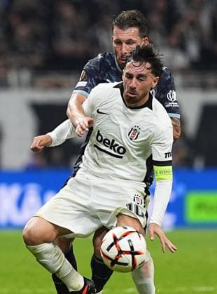 Besiktas v Olympique Marseille - UEFA Europa League ISTANBUL, TURKIYE - SEPTEMBER 17: Orkun Kokcu (front) of Besiktas in action against Pierre-Emile Hojbjerg (L) during the UEFA Europa League Week 1 match between Besiktas and Olympique Marseille at Tupras Stadium in Istanbul, Turkiye, on September 17, 2026. Esra Bilgin Anadolu Istanbul Turkey. Editorial use only. Please get in touch for any other usage.  Copyright: x2026xAnadoluxEsraxBilginx