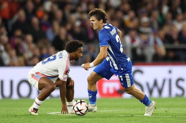 Crystal Palace FC v KKS Lech Poznan - UEFA Europa League 2026 27 League Phase MD1 Pablo Rodriguez of Lech Poznan dribbles past Quinten Timber of Crystal Palace during the UEFA Europa League match between Crystal Palace and Lech Poznan at Selhurst Park in London, on September 17, 2026. London Greater London United Kingdom  Copyright: xMIxNewsx originalFilename:fletcher-crystalp260917_npX7C.jpg