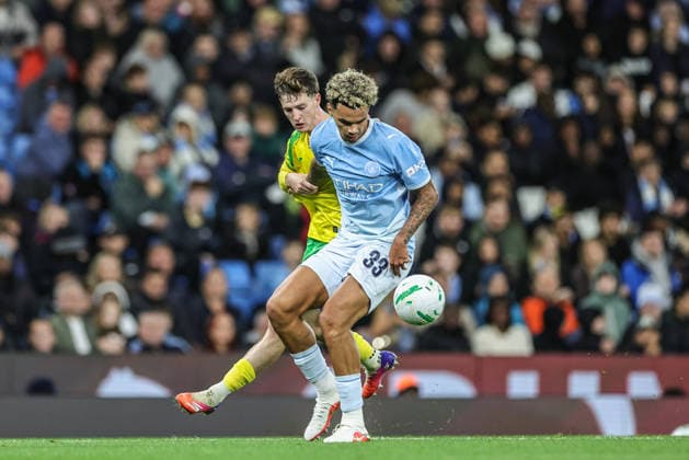 Manchester City v Norwich City - Carabao Cup Third Round Nico O Reilly of Manchester City holds off Kellen Fisher of Norwich City during the Carabao Cup round 3 match between Manchester City and Norwich City at Etihad Stadium in Manchester, United Kingdom, on September 17, 2026. Manchester Greater Manchester United, ManU Kingdom  Copyright: xNewsxImagesx originalFilename:cosgrove-carabaoc260917_npMjm.jpg