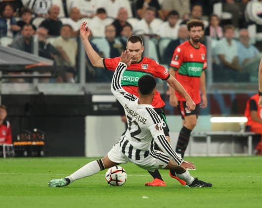 IPA88651436 - Darko Nejasmic of NEC Nijmegen and Douglas Luiz of Juventus FC during the UEFA Europa League match between Juventus FC and NEC Nijmegen on September 17, 2026, at Allianz Stadium in Turin, Italy, as part of the 2026–27 season. Photo by Nderim KACELI  Copyright: xNderimxKaceli IPAxSportx xx IPA88651436