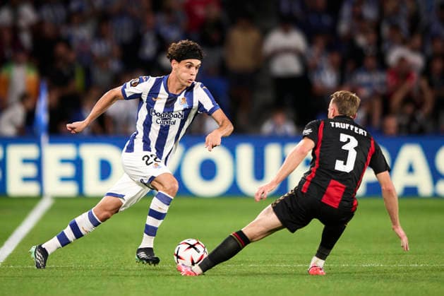 Real Sociedad de Futbol v AFC Bournemouth - UEFA Europa League 2026 27 League Phase MD1 Hector Fort of Real Sociedad duels for the ball with Adrien Truffert of AFC Bournemouth during the UEFA Europa League 2026 27 Phase MD1 match between Real Sociedad and AFC Bournemouth at Estadio Anoeta in San Sebastian, Spain, on September 17, 2026. San Sebastian Spain  Copyright: xCesarxOrtizxGonzalezx originalFilename:ortizgonzalez-realsoci260917_np289.jpg